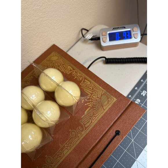 Round Shaped Ivory 2.5 inch Candles Unscented Molca Set Of 6 New Oldstock - Picture 7 of 7